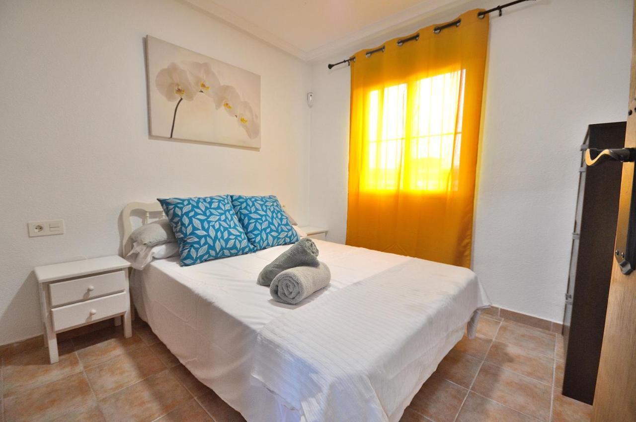 Agradable Adosado Con Piscina, Duchas Hidromasaje Villa ตอร์เรเวียคา ภายนอก รูปภาพ
