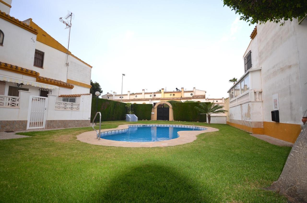 Agradable Adosado Con Piscina, Duchas Hidromasaje Villa ตอร์เรเวียคา ภายนอก รูปภาพ