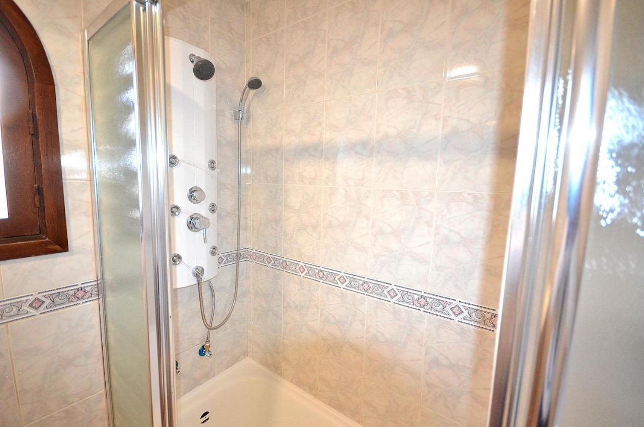 Agradable Adosado Con Piscina, Duchas Hidromasaje Villa ตอร์เรเวียคา ภายนอก รูปภาพ