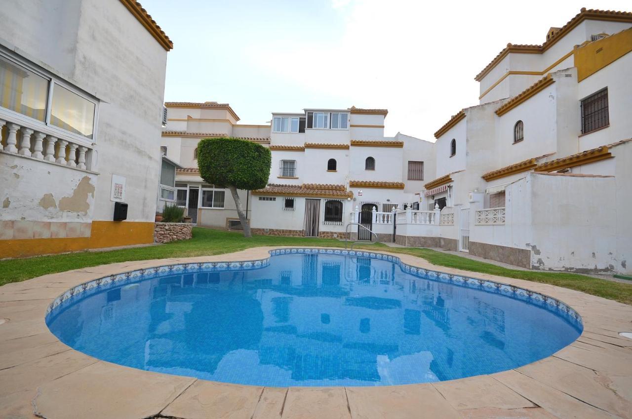 Agradable Adosado Con Piscina, Duchas Hidromasaje Villa ตอร์เรเวียคา ภายนอก รูปภาพ