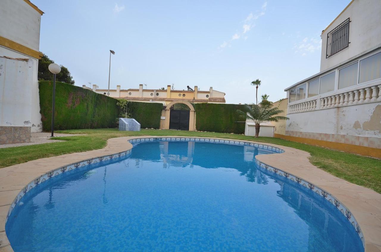 Agradable Adosado Con Piscina, Duchas Hidromasaje Villa ตอร์เรเวียคา ภายนอก รูปภาพ